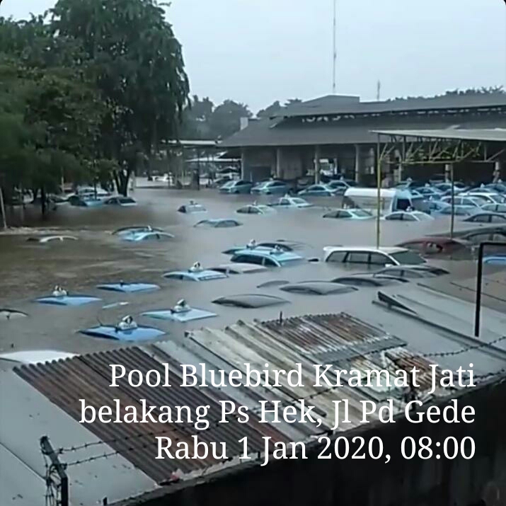 Puluhan taksi Bluebird tenggelam di Pool Kramat Jati, Rabu 1 Januari 2020. (Foto: Twitter @BNPB_Indonesia)