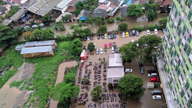 Ratusan motor terendam di basement saat banjir merendam kompleks Apartemen Sentra Timur. (Foto: Liputan6.com)