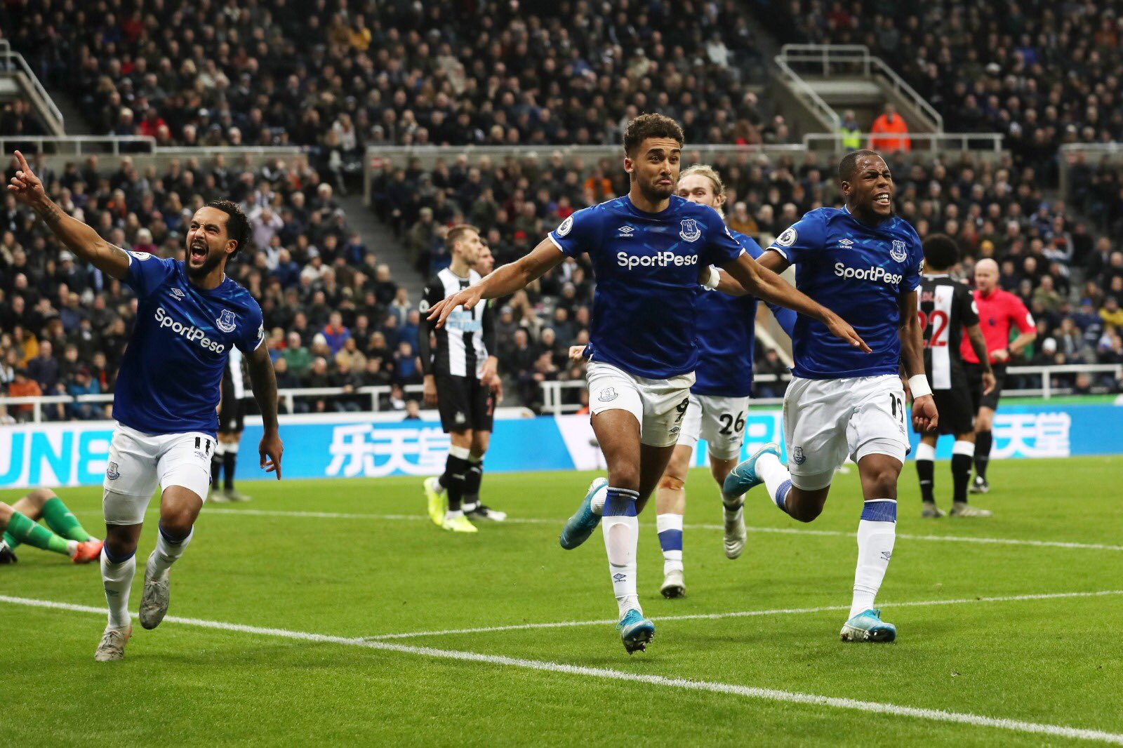 Ekspresi Calvert-Lewin (tengah) usai mencetak gol. (Foto: Twitter/@Everton)