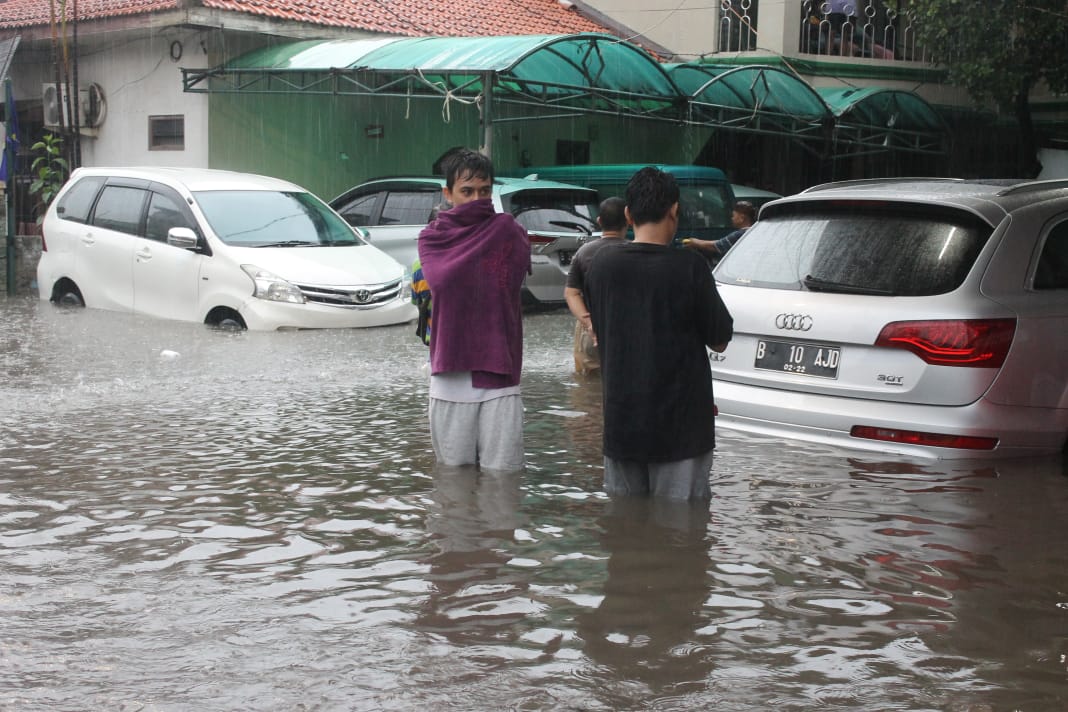Sejumlah kendaraan terendam banjir Jakarta, Rabu, 1 Januari 2020. (Foto: Asmanu/Ngopibareng.id)