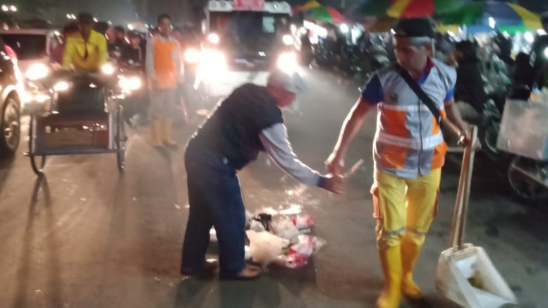 Tim gerak cepat DLH Kota Malang saat membersihkan sampah pasca malam perayaan tahun baru (Foto: istimewa)