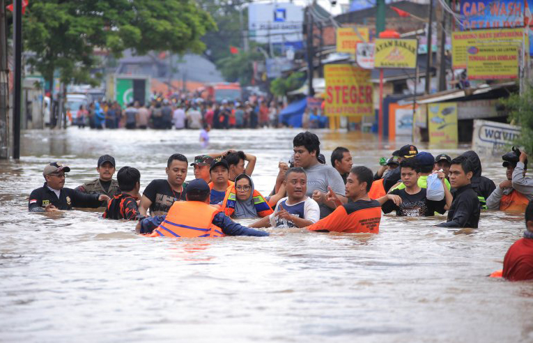 Petugas saat mengevakuasi dan mendistribusikan makanan pada warga Kota Tangerang yang terdampak banjir. (Foto: Antara)