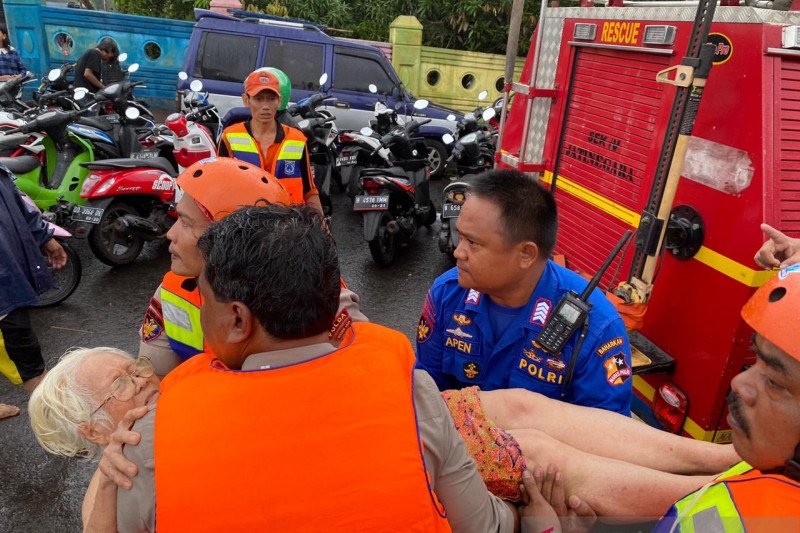 Anggota gabungan Korpolair Baharkam Polri dan Polda Metro Jaya mengevakuasi salah seorang orang tua warga terdampak banjir di Cipinang Melayu, Jakarta Timur, Rabu, 1 Januari 2020. (Foto: Antara)