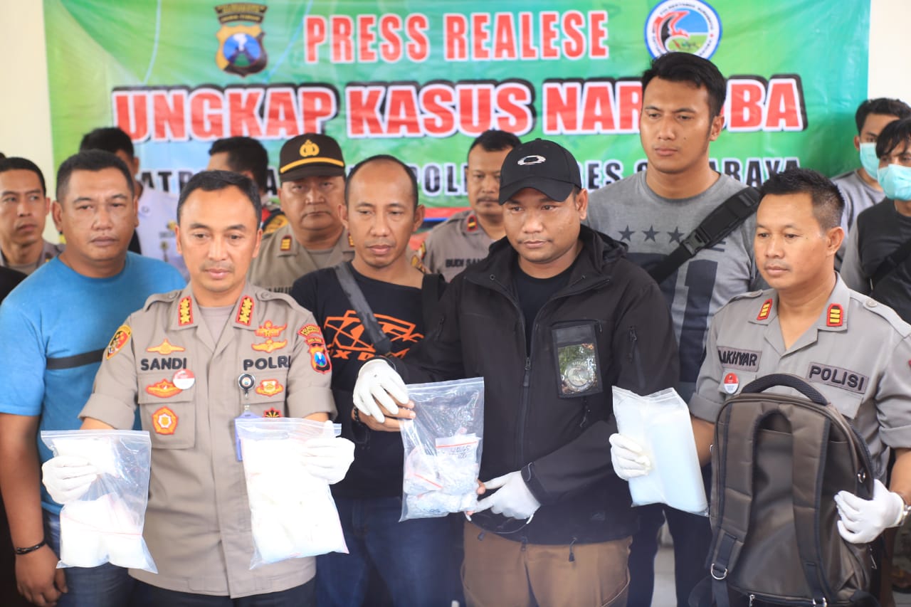 Polrestabes tunjukkan barang bukti narkoba di Mapolrestabes Surabaya. (Foto: Istimewa)