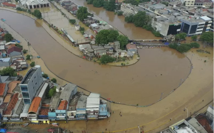 Banjir merendam kawasan Jalan Jatinegara Barat, Kampung Pulo, Jakarta, Kamis 2 Januari 2020. Berdasarkan data Badan Nasional Penanggulangan Bencana (BNPB) per 2 Januari 2020, terdapat 63 titik banjir di wilayah DKI Jakarta dan secara keseluruhan terdapat 169 titik banjir untuk Jabodetabek dan Banten. (Foto: Antara/Nova Wahyudi)