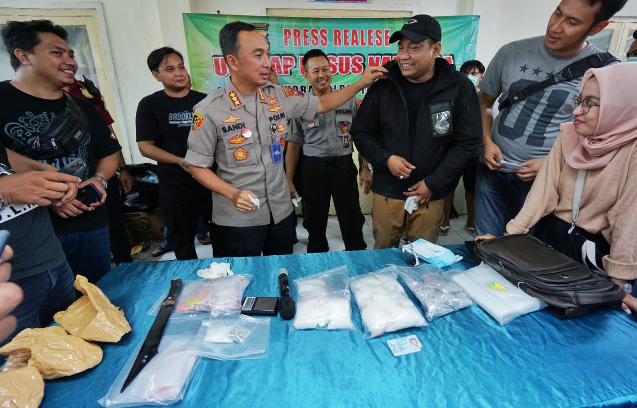 Kapolrestabes Surabaya Kombes Pol Sandi saat ungkap kasus narkoba. (Foto: Faiq/ngopibareng.id)
