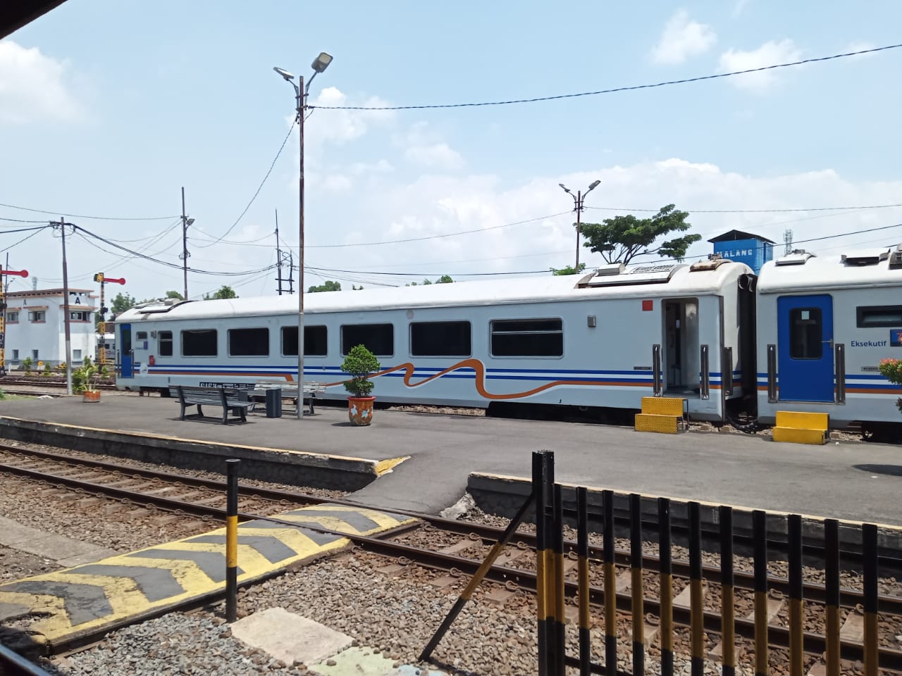 Gerbong kereta api yang ada di Stasiun Kota Malang (Theo/ngopibareng.id)
