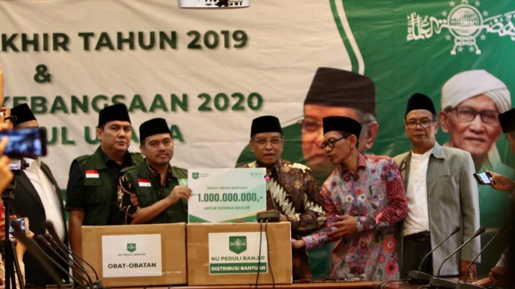 Ketua Umum PBNU KH Said Aqil Siroj (kedua dari kanan) dan Ketua NU Care-LAZISNU H Achmad Sudrajat (kedua dari kiri) saat menyerahkan bantuan Rp 1 miliar secara simbolis di Kantor PBNU Jakarta, Kamis 2 Desember 2020. (Foto: Istimewa)