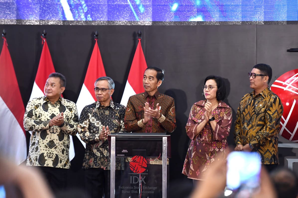 Presiden Jokowi  didampingi Menteri Keuangan Sri Mulyani,  meresmikan pe mbukaan  perdagangan sahan 2020 di BEI, Kamis 2 Desember 2020. ( foto: Setpres)