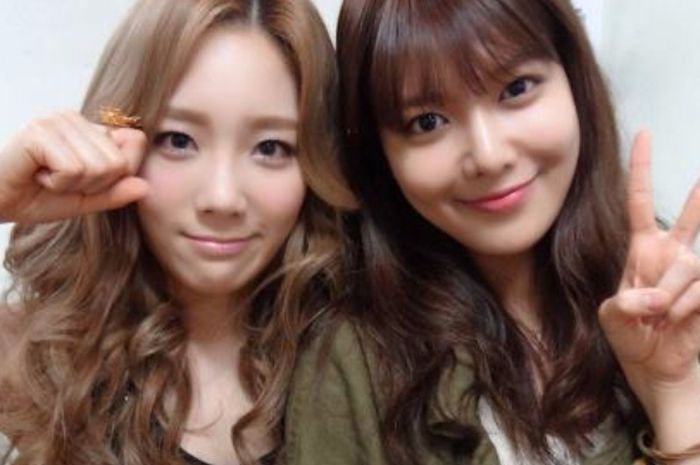 Taeyeon (kiri) dan Sooyoung Girl's Generation atau SNSD. (Foto: Allkpop)