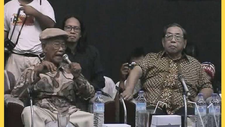 Gus Dur saat diskusi bersama Pramoedya Ananta Toer di Jakarta. (Foto: Istimewa)