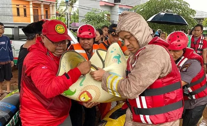 Jenazah seoran korban banjir diangkat petugas BNPB hari Kamis kemarin. (Foto:Cendana)