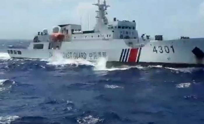 Kapal Coast Guard atau penjaga pantai China saat diusir KRI Tjiptadi-381 dari perairan Natuna. (Foto:Antara)