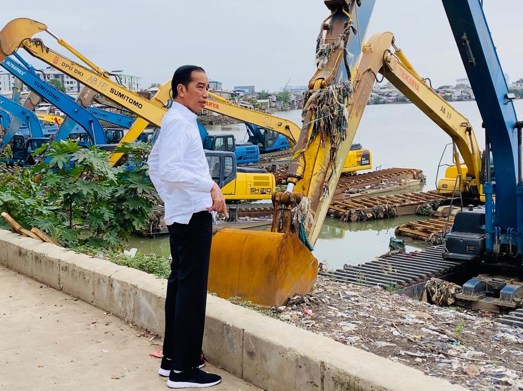 Presiden Jokowi melakukan inspeksi mendadak ke Waduk Pluit Jakarta Utara. Peralatan penanggulangan banjir dianggap kondisinya prima. (Foto: Setpres)