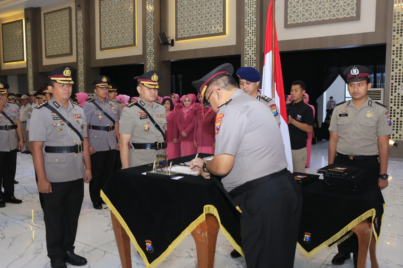 Prosesi serah terima jabatan perwira menengah di Gedung Mahameru Polda Jatim, Surabaya, Jumat 3 Desember 2020. (Foto: Humas Polda Jatim)