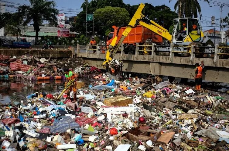 Sejumlah pekerja sedang membersihkan sampah di Cengkareng. (Foto: Ant)