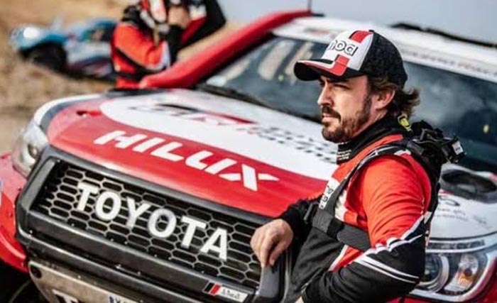 Fernando Alonso dengan mobil Toyota Hilux, mencoba tantangan reli Dakar. (Foto:Galamedia)