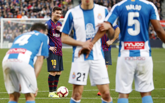 Lionel Messi bersiap menghadapi tendangan bebas dalam pertemuan Barcelona lawan Espanyol musim lalu. Kali ini, Barcelona tak akan meremehkan Espanyol kendati posisi kedua tim berbeda jauh di klasemen sementara La Liga. (Foto: Twitter/@FCBarcelona)