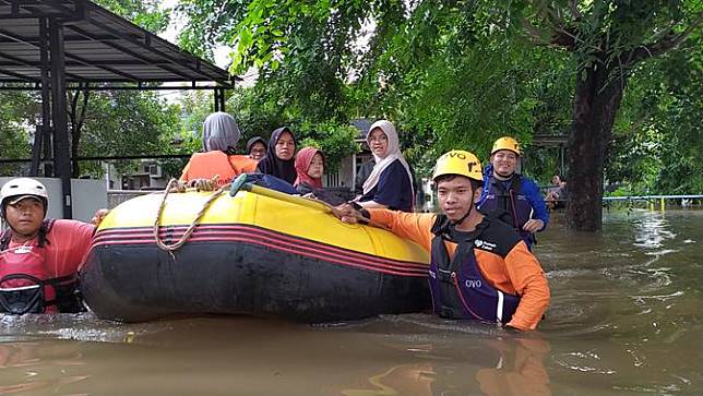 Evakuasi warga dari banjir di Jakarta. (Foto: Ant)