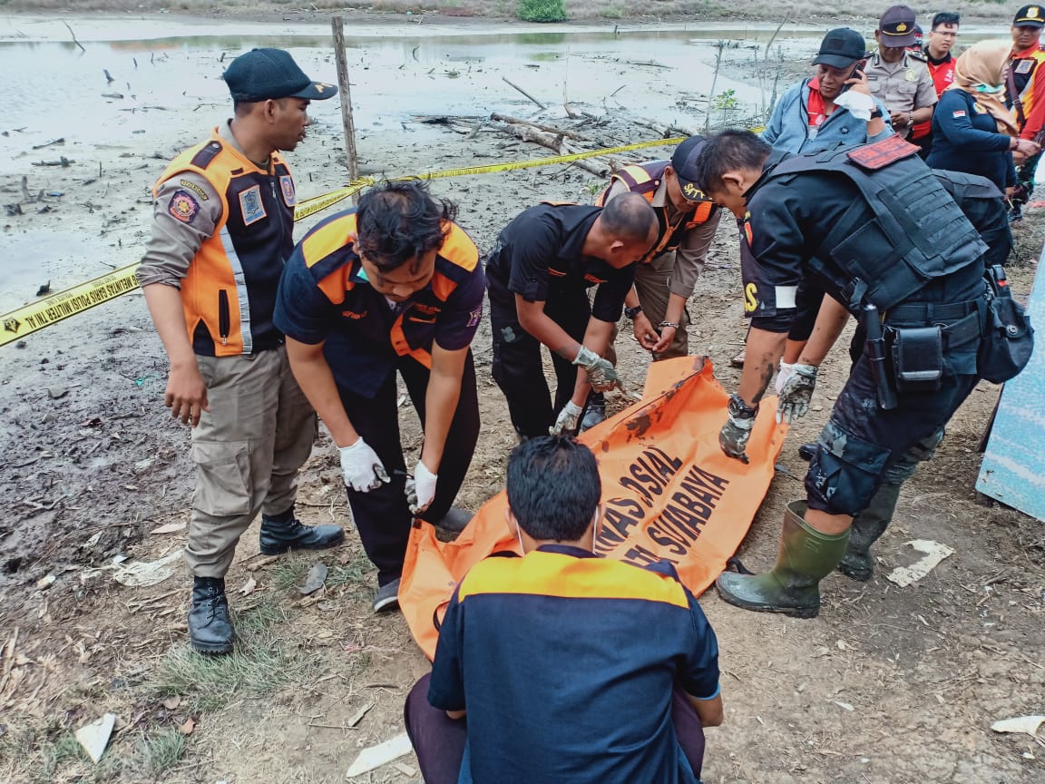 Proses evakuasi jenazah di Bulak Banteng, Surabaya. (Foto: Istimewa)