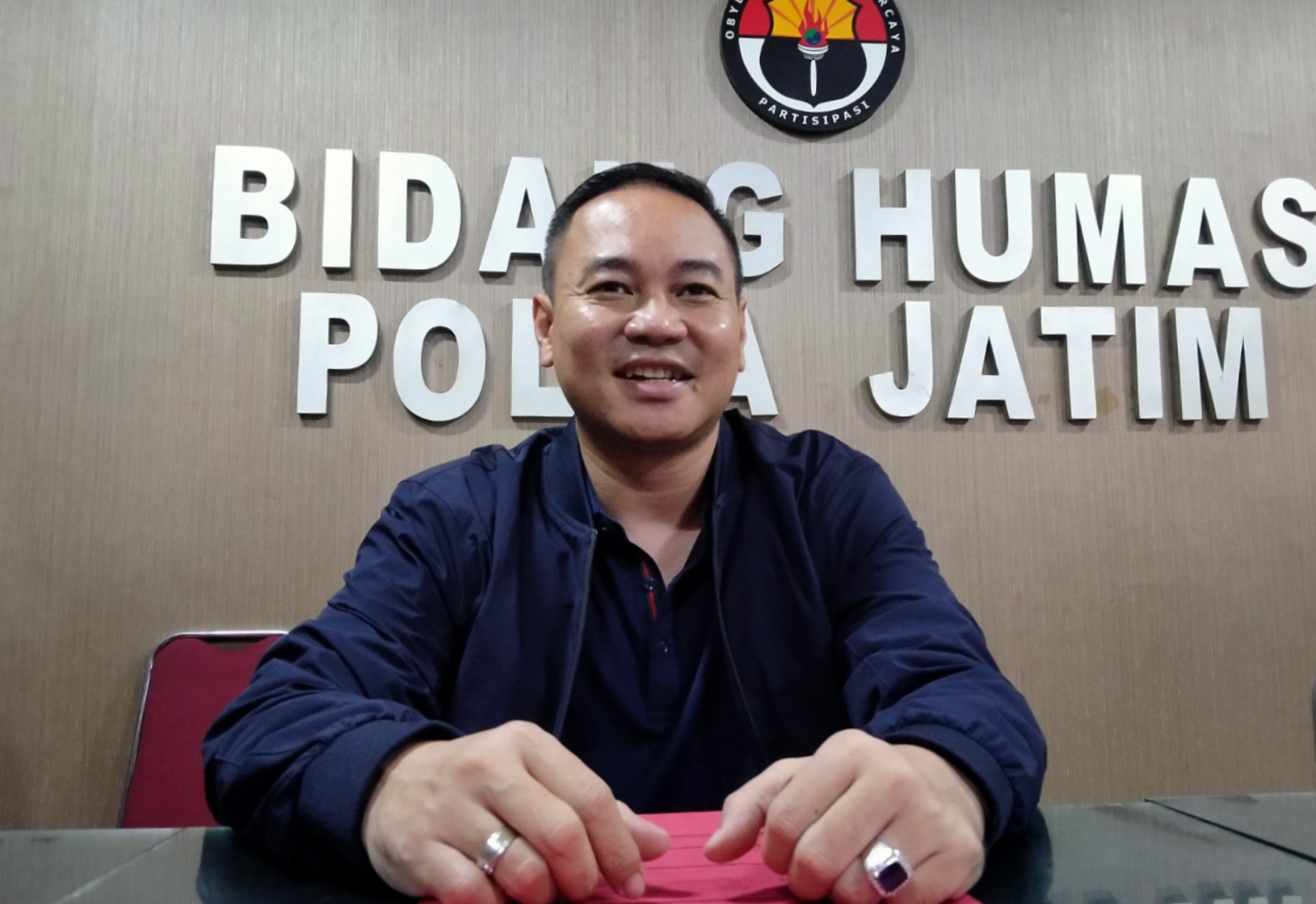 Kabid Humas Polda Jatim, Kombes Pol Trunoyudo Wisnu Andiko saat ditemui di Gedung Humas Polda Jatim, Surabaya, Sabtu 4 Desember 2020.  (Foto: Fariz/ngopibareng.id)