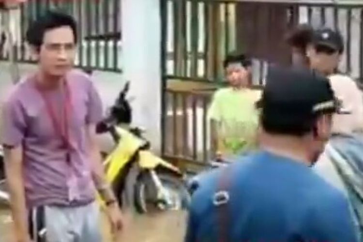 Camat Ciledug (pakai Topi Kaos Biru) tengah memarahi seorang lelaki pakai kaos merah pudar. (Foto: Tangkapan layar @infotangerang.id)