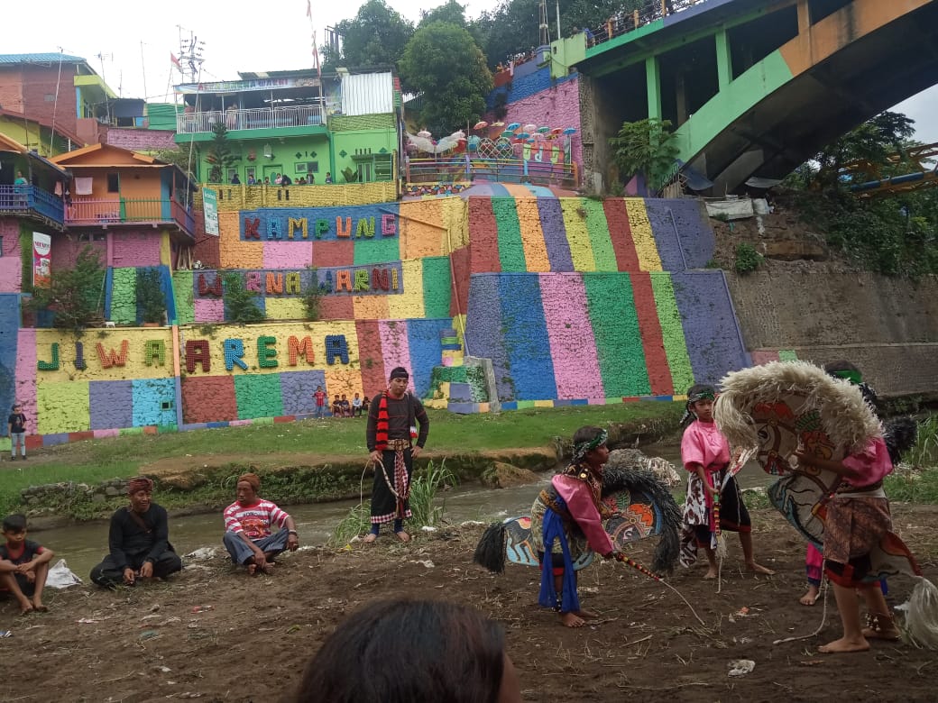 Penampilan sejumlah anak kecil menampilkan kesenian Jaran Pegon. (Foto: Theo/ngopibareng.id)