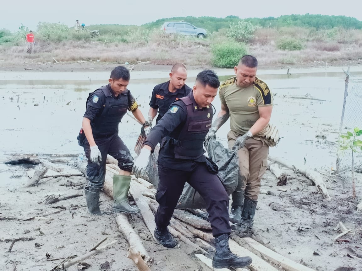 Proses evakuasi jenazah kakek Hasan di Bulak Banteng Surabaya. (Foto: istimewa/ngopibareng.id)