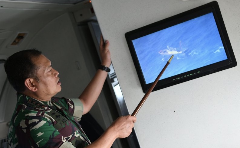 Panglima Komando Gabungan Wilayah Pertahanan 1 Laksamana Madya TNI Yudo Margono menunjukkan pergerakan kapal nelayan asing melalui layar yang tersambung kamera intai Pesawat, Sabtu, 4 Januari 2020. (Foto: Antara)