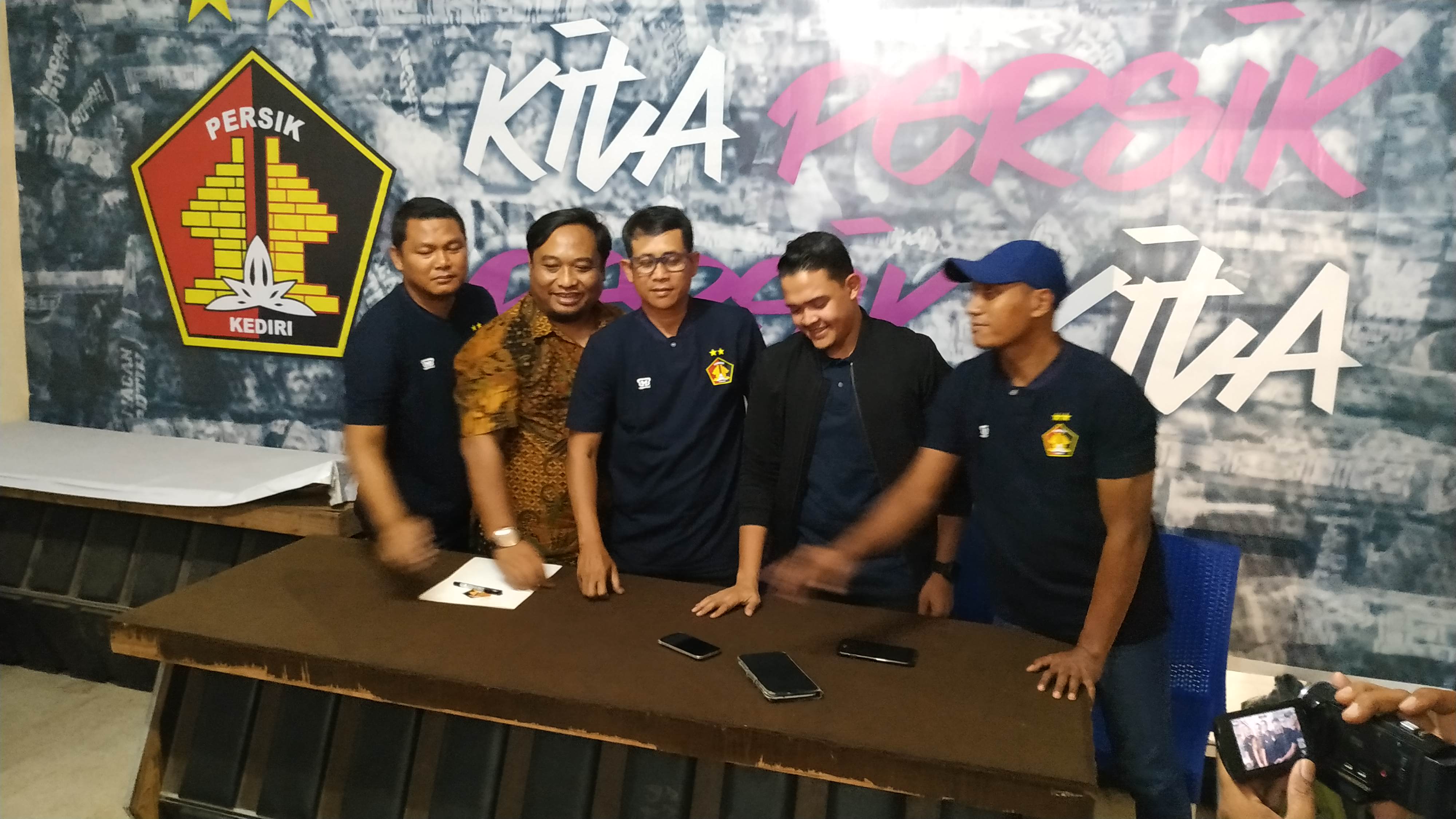 Manajemen dan Pelatih Persik Kediri. (Foto: Fendi/ngopibareng.id)