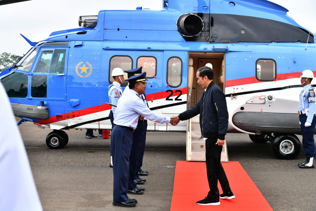 Presiden Jookowi dengan menggunakan helikopter Super Puma TNI AU meninjau kecamatan Sukajaya yang terisolir akibat bencana banjir dan longsor. (Foto: BPMI)