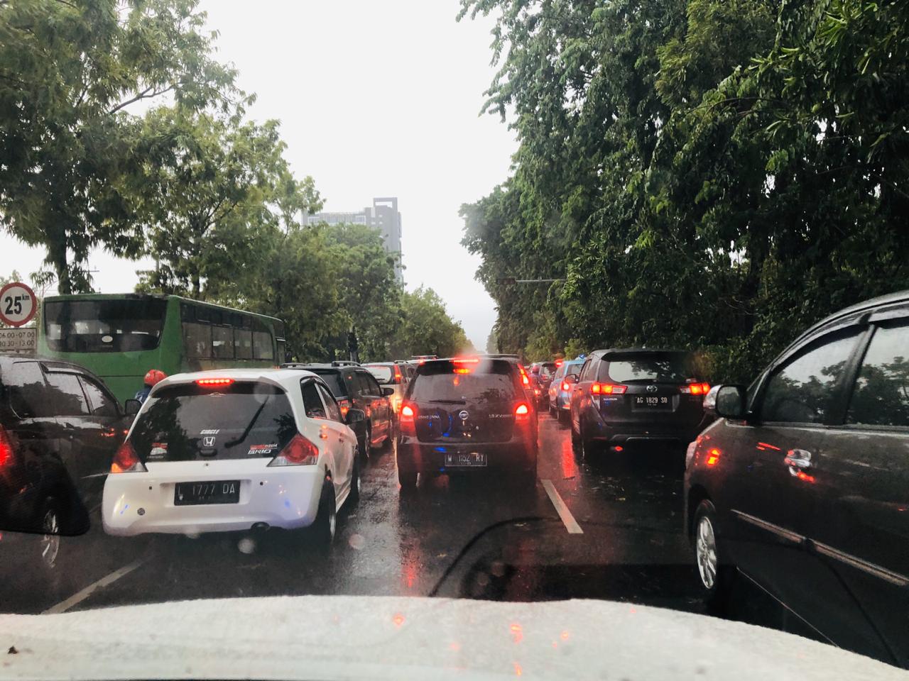 Kemacetan di Jalan A. Yani Surabaya. (Foto: Arif/ngopibareng.id)