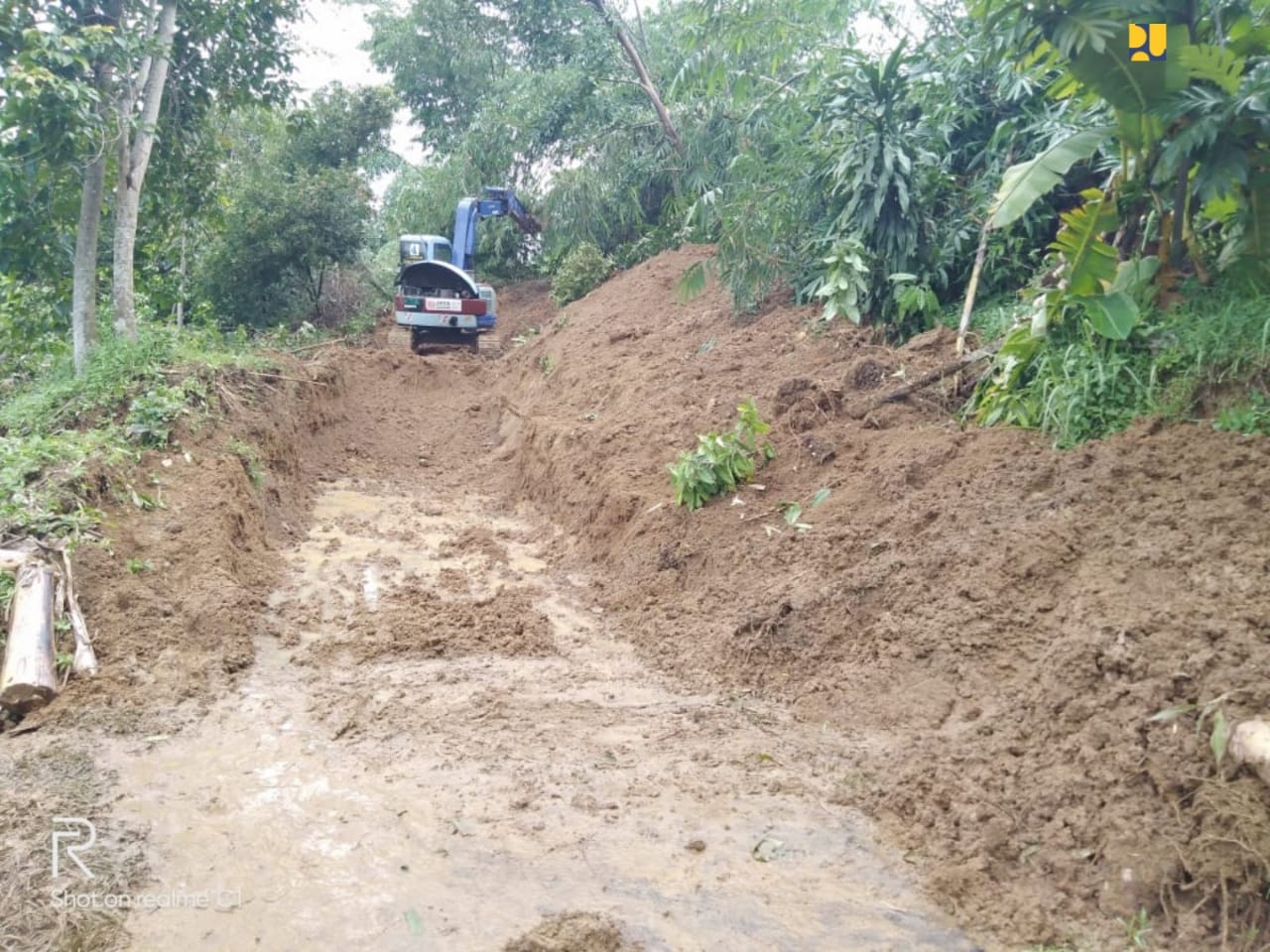 Alat berat yang dikerahkan untuk atasi isolasi di Kecamatan Sukajaya Bogor karena longsor. (Foto: Kementerian PUPR)