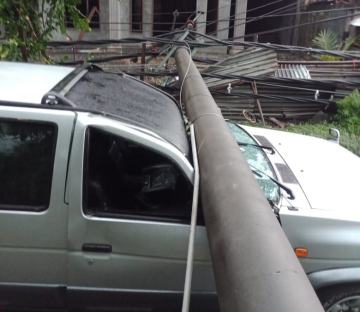 Mobil miiik Pemimpin Redakasi Harian Duta Masyarakat yang ringsek karena tertimpa tiang listrik. Beruntung, Pemimpin Redaksi Koran Duta Masyarakat, Mokhammad Kaiyis, bisa menyelamatkan diri. (Foto: Istimewa)