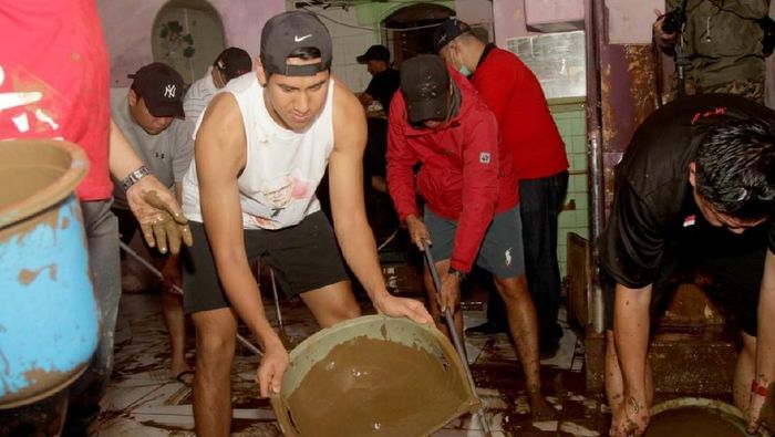 Sean Gelael ikut kerja bakti membersihkan lumpur yang mengendap di rumah warga, usai banjir melanda Jakarta. (Foto: Instagram @gelaelized)