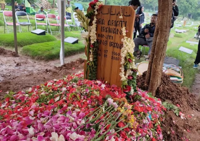 Makam Ria Irawan di TPU Tanah Kusir, Senin 6 Januari 2020. (Foto: ANTARA/Arnidhya Nur Zhafira)