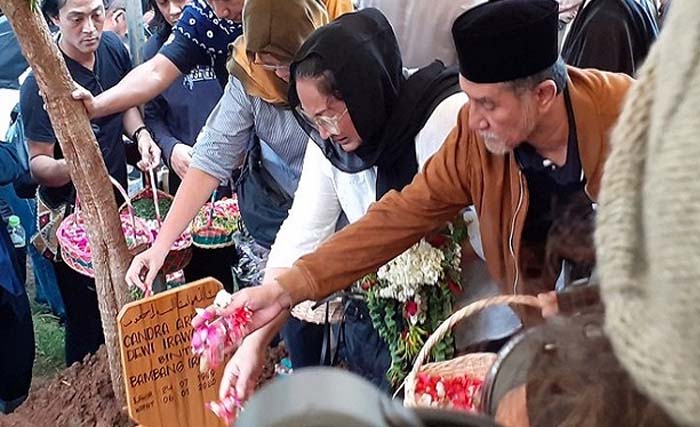Beberapa kerabat dan teman menabur bunga di makam Ria Irawan, Senin siang di TPU Tanah Kusir diiringi rintik hujan. (Foto:Sindo)