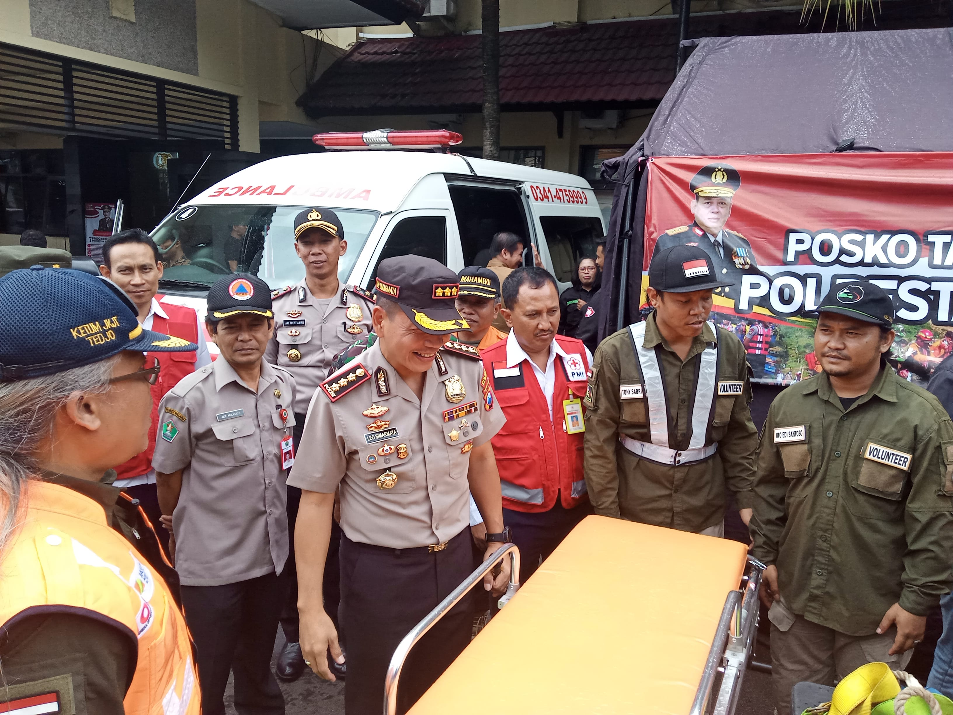 Kapolresta Malang Kota, Kombes Pol, Leonardus Harapantua Simarmata Permata saat mengecek kelengkapan mobil ambulan (Theo/ngopibareng.id) 