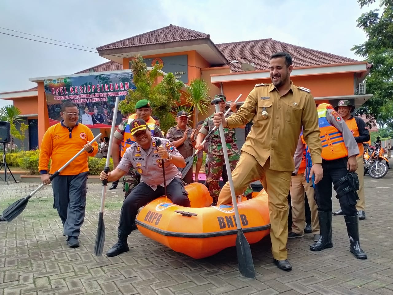WALI KOTA Hadi Zainal Abidin (kanan) dan Kapolresta AKBP Ambariyadi Wijaya mencoba perahu karet di kantor BPBD. (Foto: Ikhsan/ngopibareng.id)