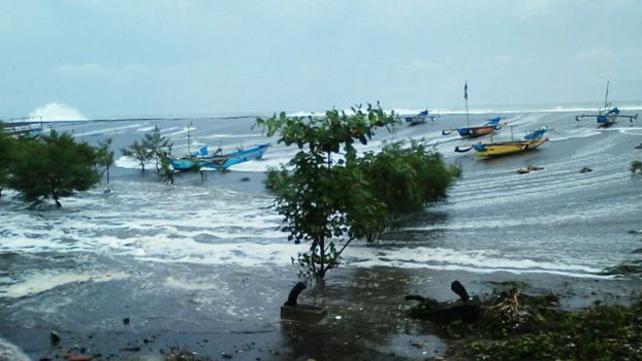 Ilustrasi. Perahu-perahu di pantai Telengria Pacitan dilanda laut pasang. (Foto: BPBD Pacitan)