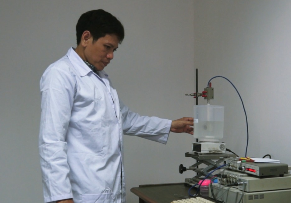 Dr.rer.nat Fredy Kurniawan SSi. MSi, dosen dari Departemen Kimia Institut Teknologi Sepuluh Nopember (ITS) saat menguji alat pendeteksi halal. (Foto: istimewa)