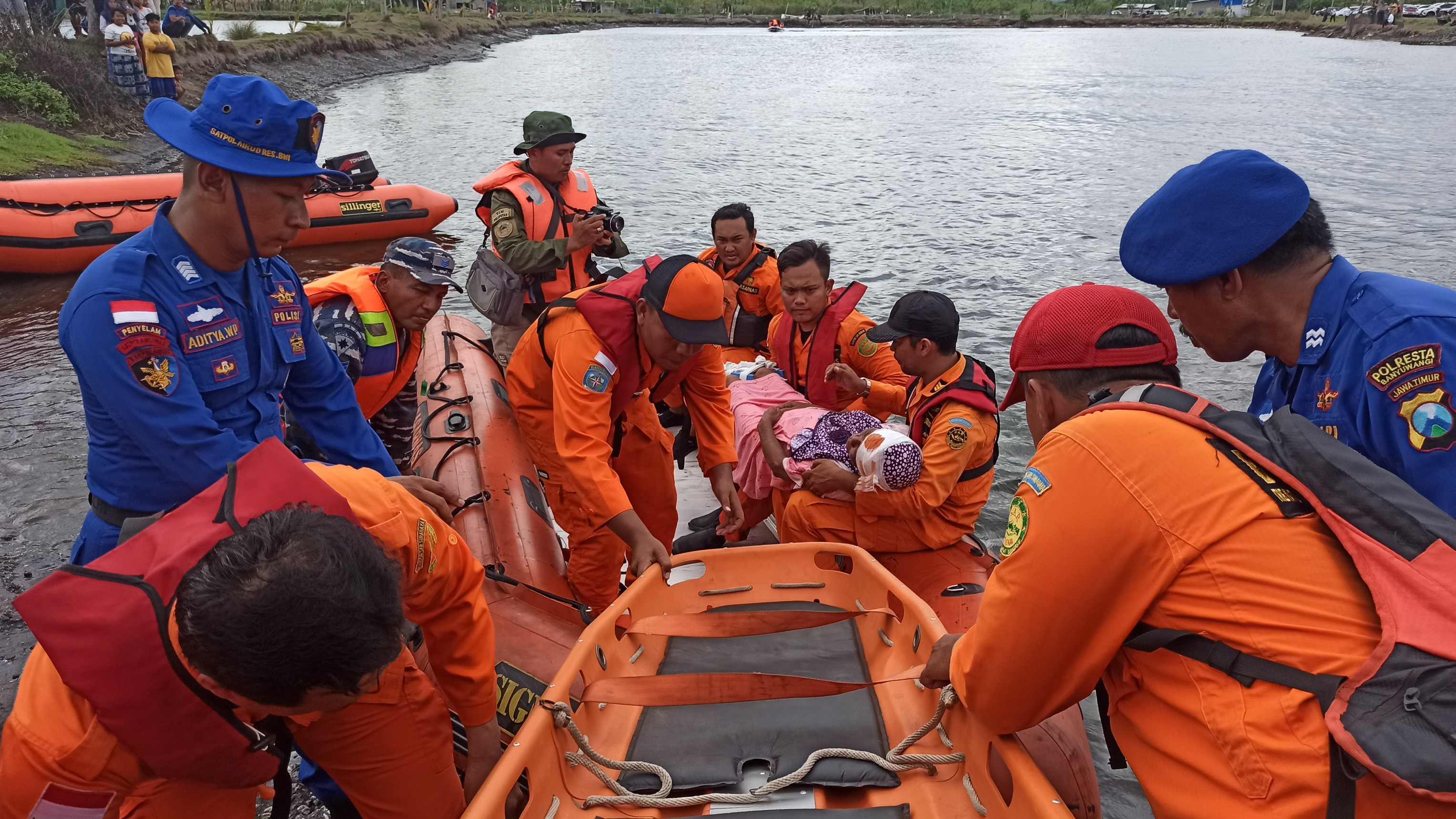 Tim SAR Gabungan mengevakuasi warga yang terluka dalam simulasi tanggap darurat bencana banjir yang dilakukan unsur SAR Banyuwangi (foto : Hujaini/ngopibareng.id)