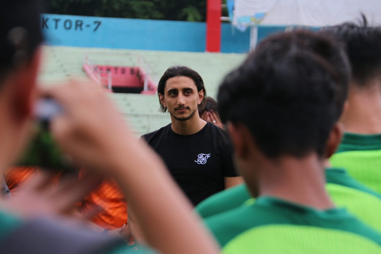 Rekrutan anyar, Mahmoud Eid, saat diperkenalkan dengan tim Persebaya dalam latihan di Stadion Gelora Delta, Sidoarjo, Senin 6 Januari 2020.