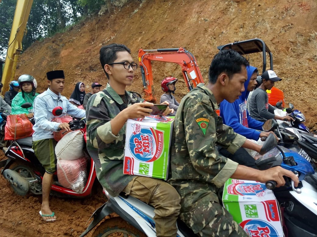 Anggota Banser NU mengirim bantuan bagi korban banjir di Jakarta dan sekitarnya. (Foto: Istimewa)