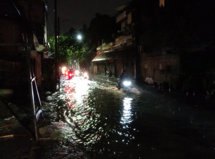 Banjir di kawasan Asem Mulya, Surabaya. (Foto: Faiq/ngopibareng.id)