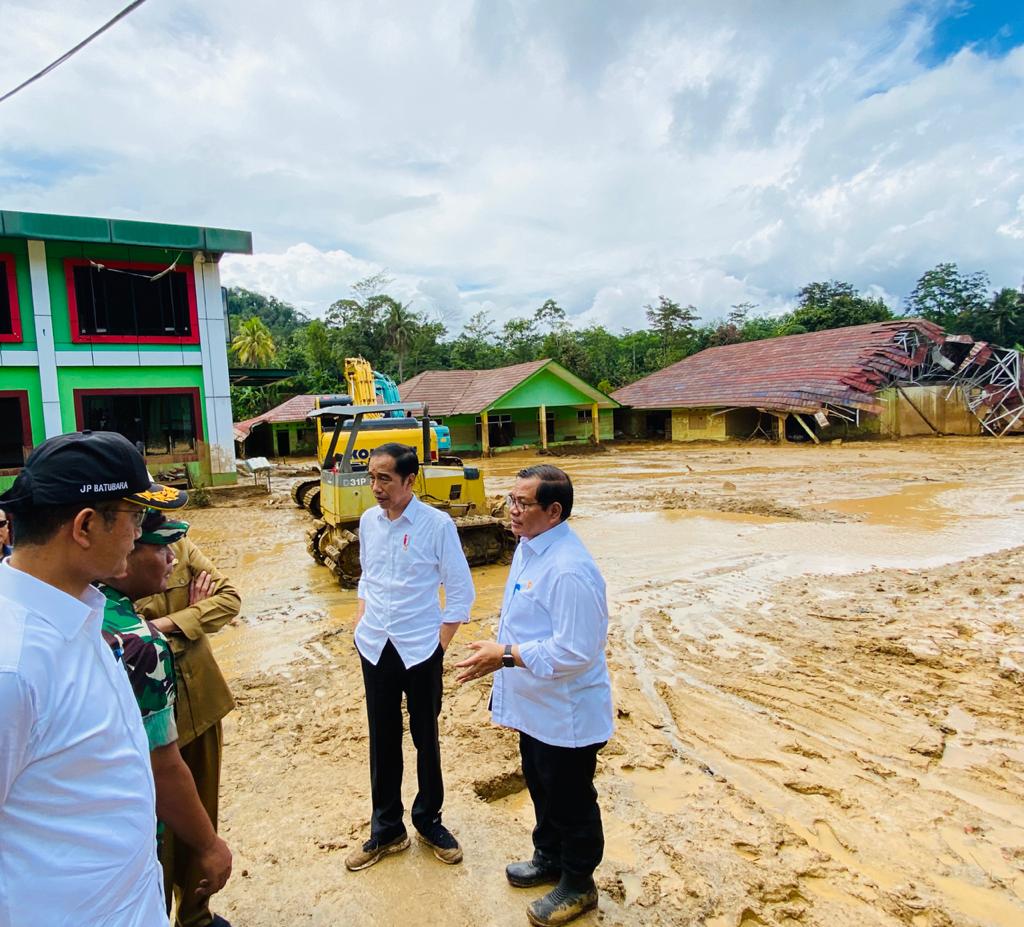 Presiden Jokowi saat meninjau lokasi banjir dan longsor di Lebak, Banten. (Foto: Setpres)