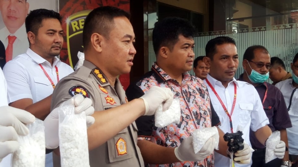 Wadirkrimum Polda Jatim, AKBP Fadli Widiyanto (tengah) menunjukkan barang bukti yang diamankan dari tersangka dalam rilis di Gedung Ditreskrimum Polda Jatim, Surabaya, Selasa 7 Januari 2020.