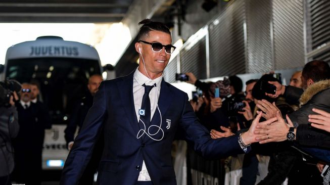 Cristiano Ronaldo tertangkap kamera menggunakan pemutar musik iPod Shuffle seharga Rp348 ribu. (Foto: twitter @juventufcen)