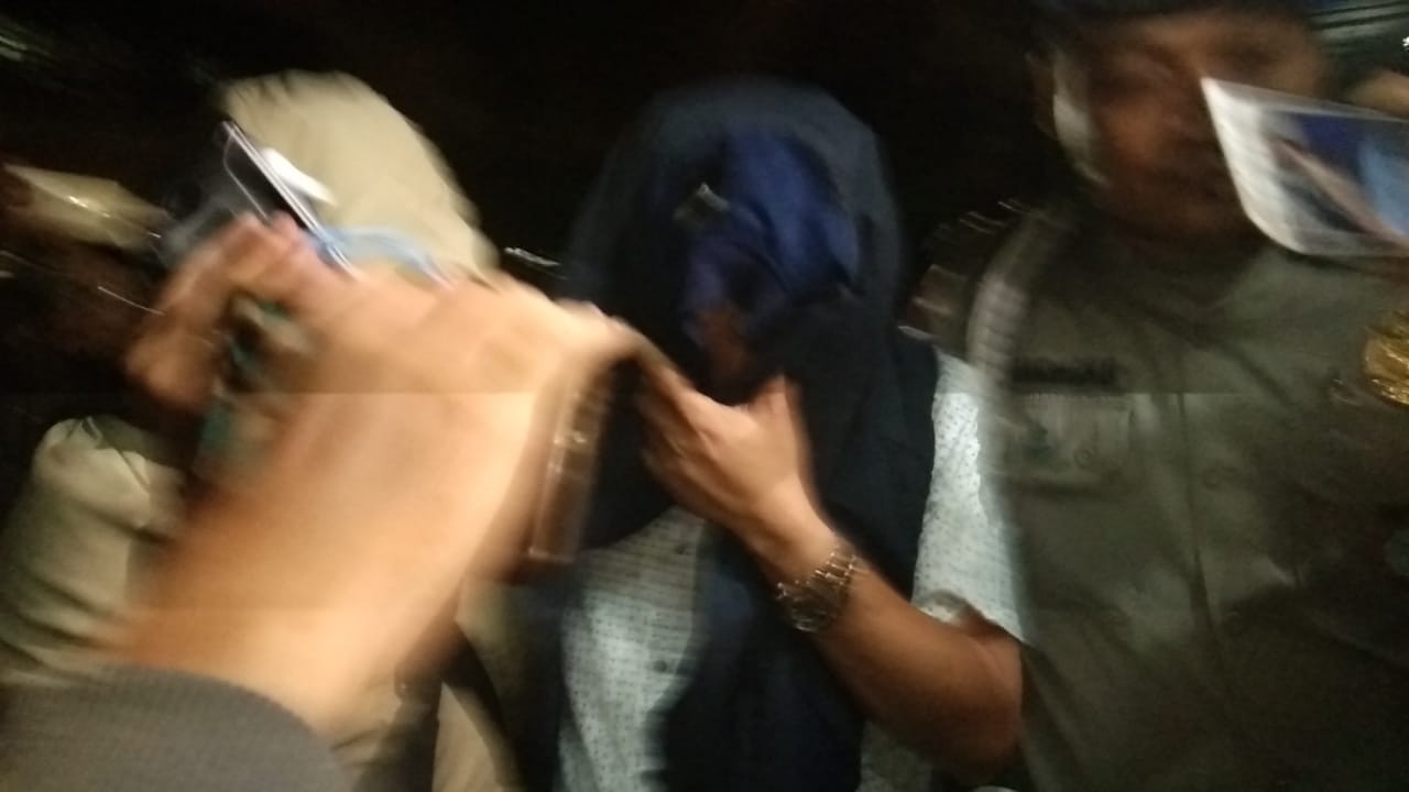 Salah satu orang yang terjaring OTT saat tiba di Gedung Ditreskrimsus Polda Jatim, Surabaya, Selasa 7 Januari 2020 malam.