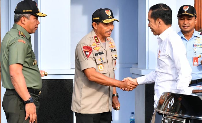 Presiden Jokowi berpamitan di Pangkalan TNI AU Halim Perdanakusuma sebelum bertolak ke Pulau Natuna, Kepri, Rabu pagi. (Foto:Asmanu)